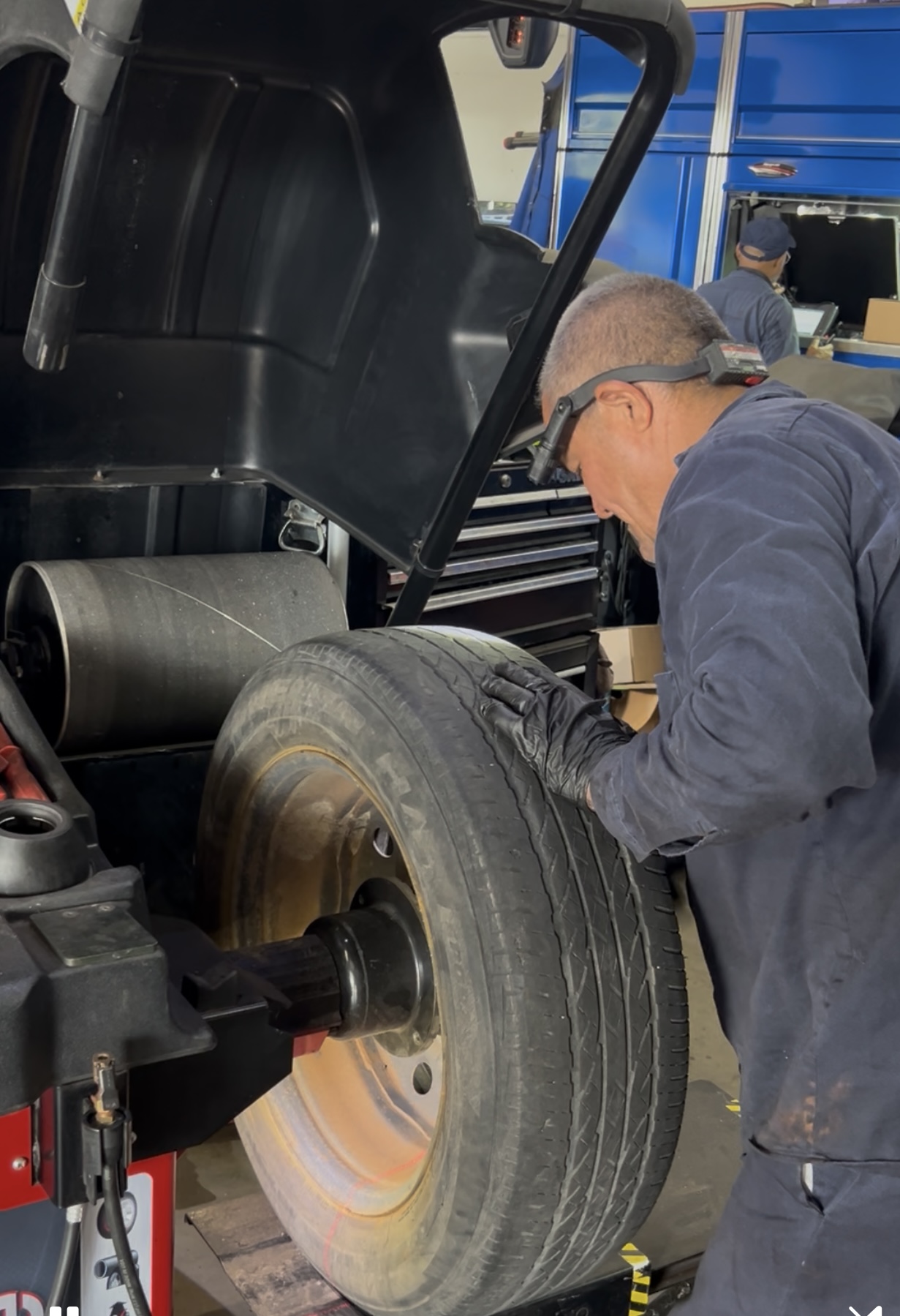 Mounting a tire on the Hunter balancer